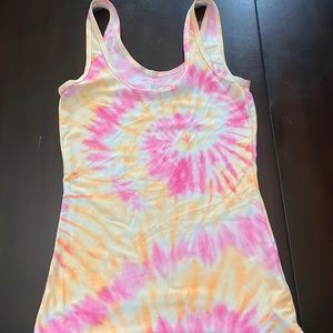 I’m selling this tie die tangtop